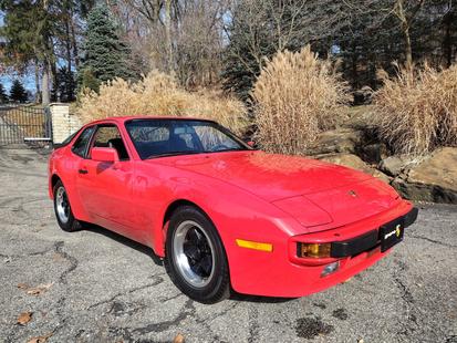 1985 Porsche 944 image 1
