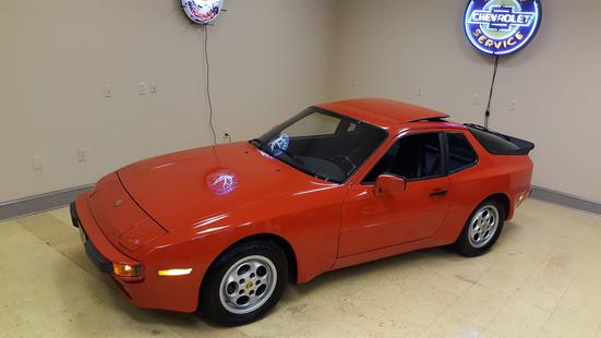 1987 Porsche 944 image 1